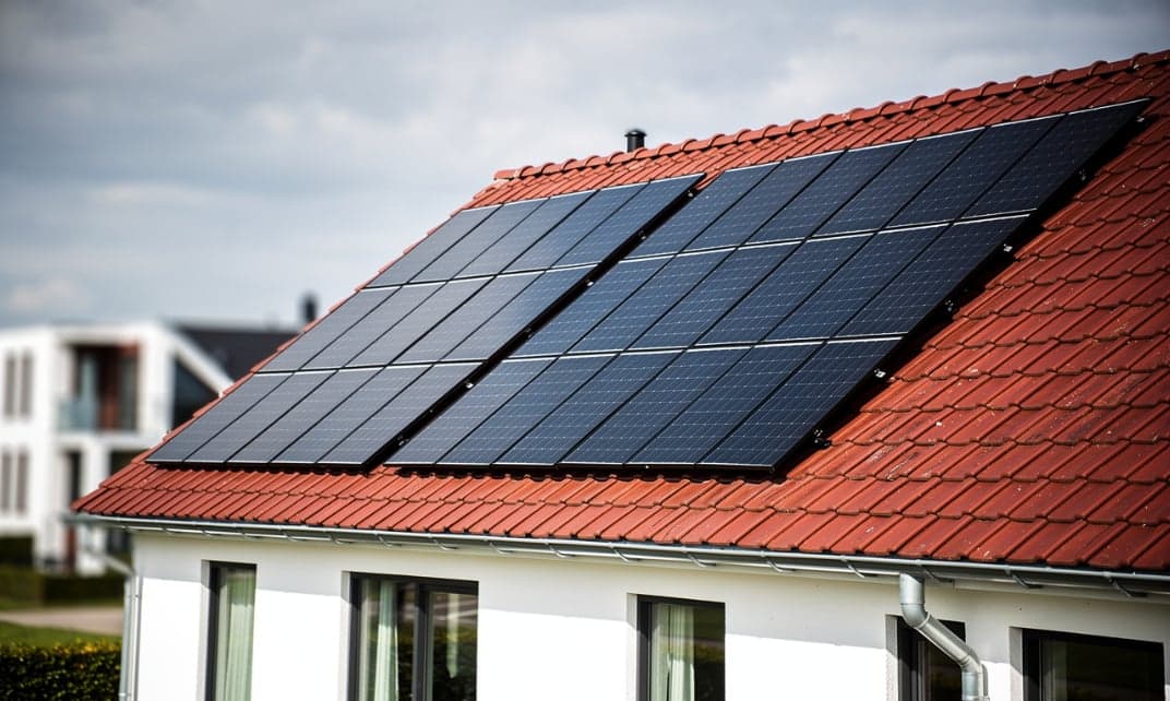 Zonnepanelen op een woningdak