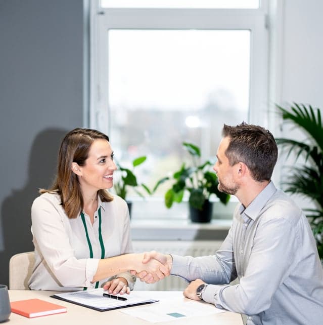Handdruk tijdens een gesprek op kantoor